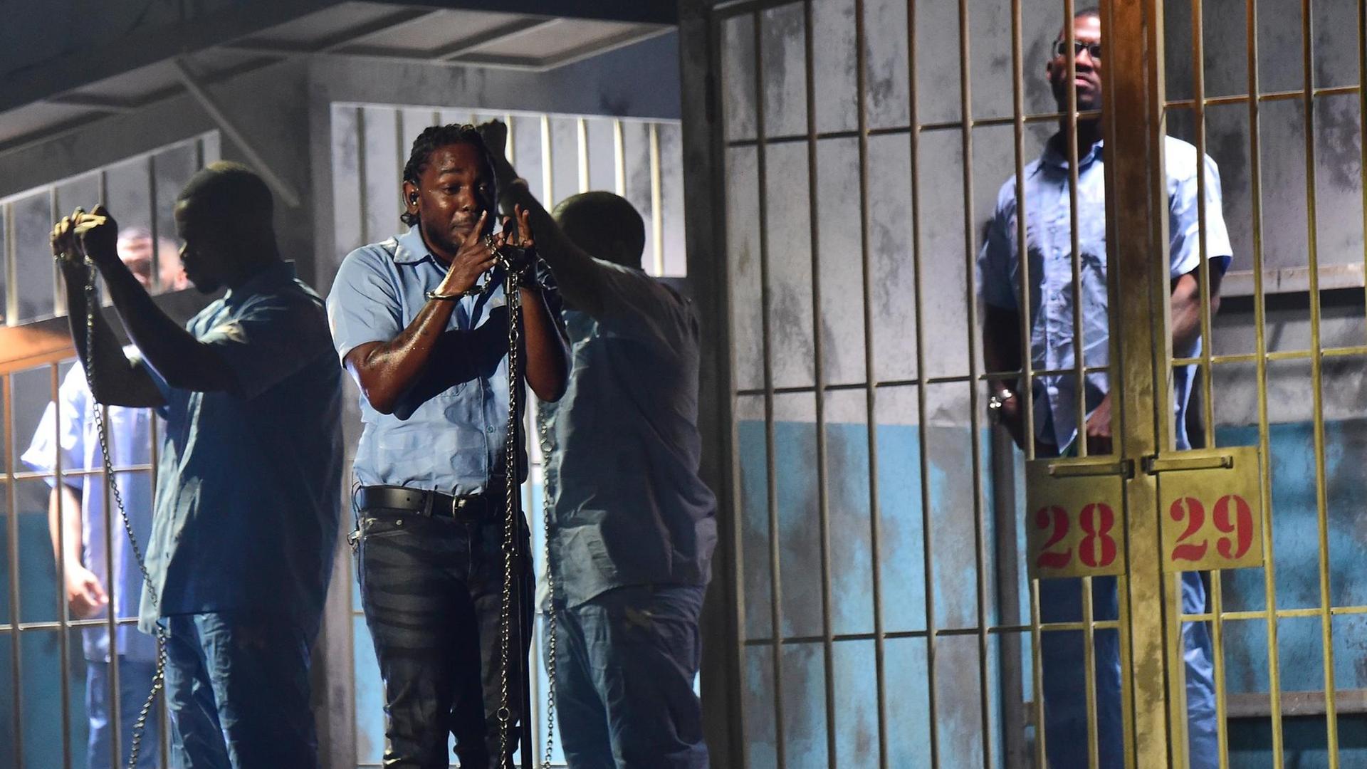 Rapper Kendrick Lamar bei seinem Auftritt bei den 58. Grammys am 15.2.2016 in Los Angeles.