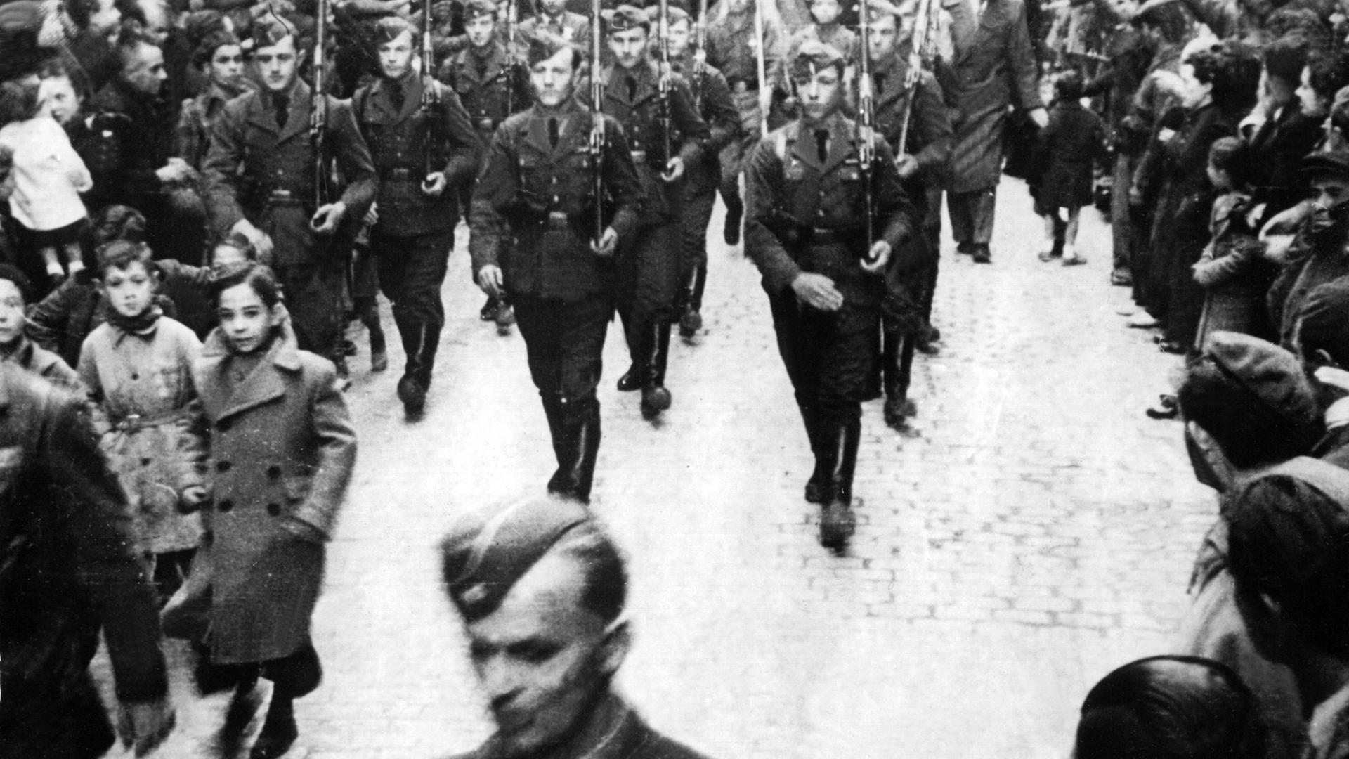 Einzug der Legion Condor in einer eroberte spanische Stadt. Die auf Seiten Francos eingesetzten deutschen Steitkräfte spielten bei den Kämpfen um Bilbao und Madrid eine entscheidende Rolle. Traurige Berühmtheit erlangte der Luftwaffenverband der Legion Condor durch die Vernichtung der nordspanischen Stadt Guernica. Einzug der Legion Condor in einer eroberte spanische Stadt. Die auf Seiten Francos eingesetzten deutschen Steitkräfte spielten bei den Kämpfen um Bilbao und Madrid eine entscheidende Rolle. Traurige Berühmtheit erlangte der Luftwaffenverband der Legion Condor durch die Vernichtung der nordspanischen Stadt Guernica.