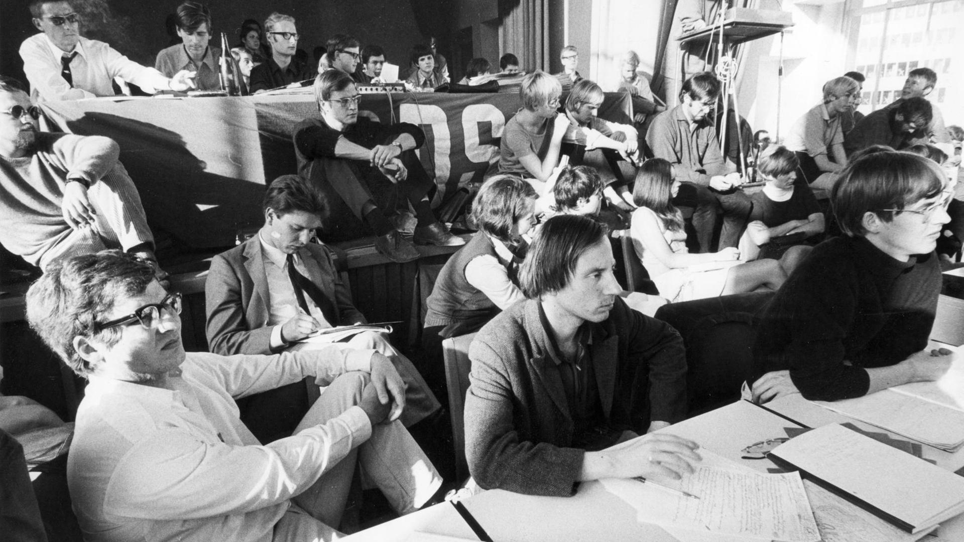 Der SDS-Bundesvorsitzende Karl Dietrich Wolff, SDS-Sprecher Hans Jürgen Krahl und der 2. Bundesvorsitzende Frank Wolff (l-r) auf der 23. Ordentlichen Delegiertenkonferenz des Sozialistischen Deutschen Studentenbundes am 12.09.1968 in Frankfurt am Main. Der SDS-Bundesvorsitzende Karl Dietrich Wolff, SDS-Sprecher Hans Jürgen Krahl und der 2. Bundesvorsitzende Frank Wolff (l-r) auf der 23. Ordentlichen Delegiertenkonferenz des Sozialistischen Deutschen Studentenbundes am 12.09.1968 in Frankfurt am Main.