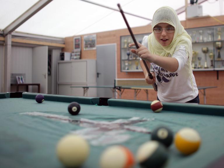 Aleyna spielt am Samstag (03.10.2009) in der provisorischen Zeltmoschee in Köln Billard. Die muslimischen Gemeinden in Deutschland haben am Samstag wieder ihre Moscheen für einen Einblick in ihr Gemeindeleben geöffnet.