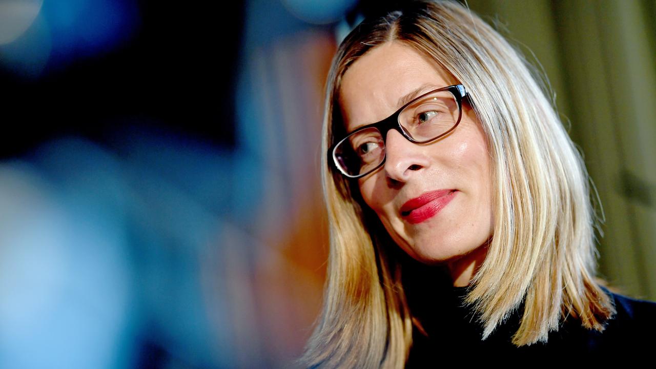 Claudia Perren, Direktorin der Stiftung Bauhaus Dessau, sitzt bei einer Diskussion am Rande der Pressekonferenz zum Bauhaus-Jubiläum in Berlin auf dem Podium. Claudia Perren, Direktorin der Stiftung Bauhaus Dessau, sitzt bei einer Diskussion am Rande der Pressekonferenz zum Bauhaus-Jubiläum in Berlin auf dem Podium.