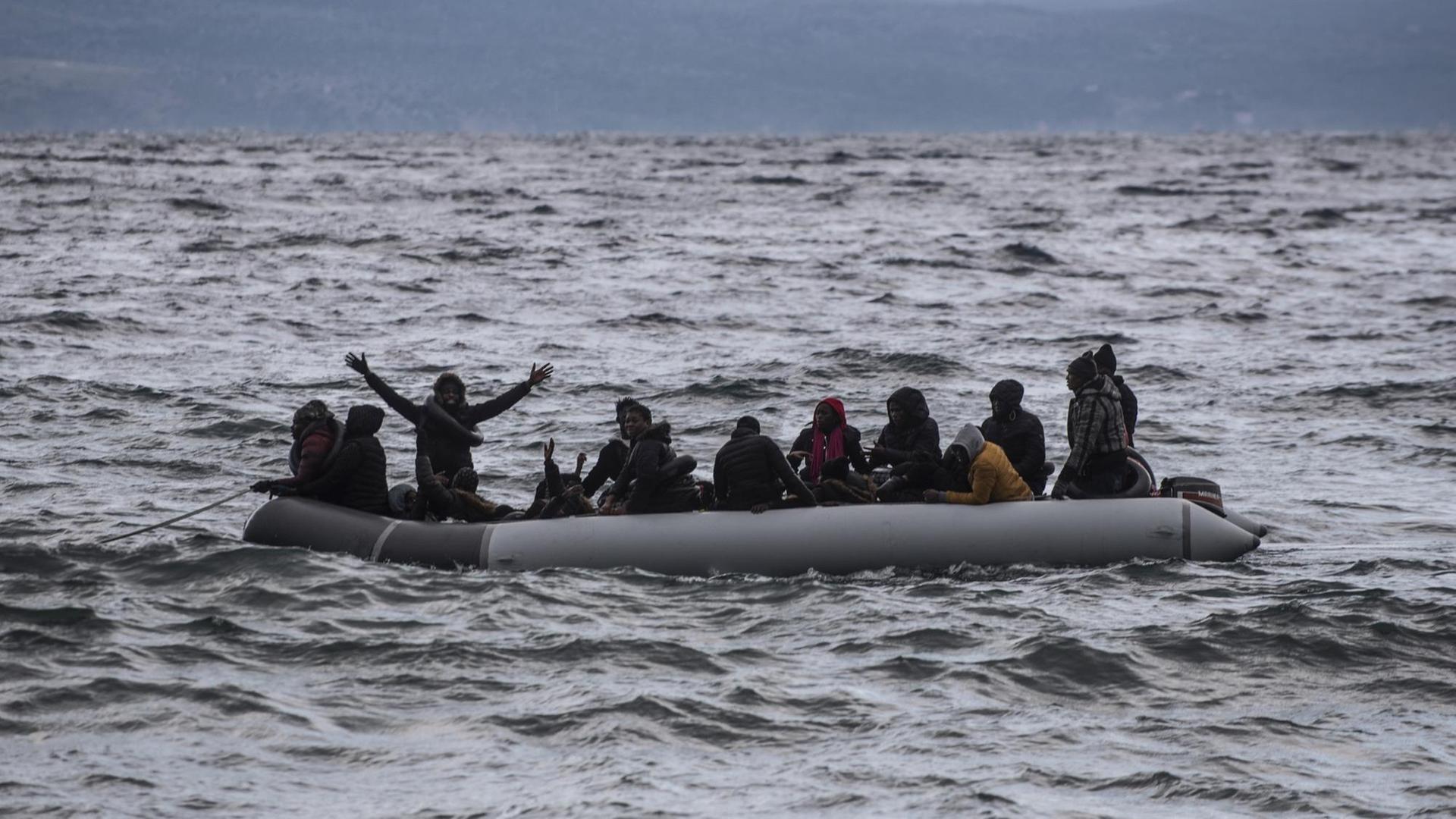 Migranten aus Afrika kommen in einem Schlauchboot am Strand des Dorfes Skala Sikamias auf Lesbos aus der Türkei an.