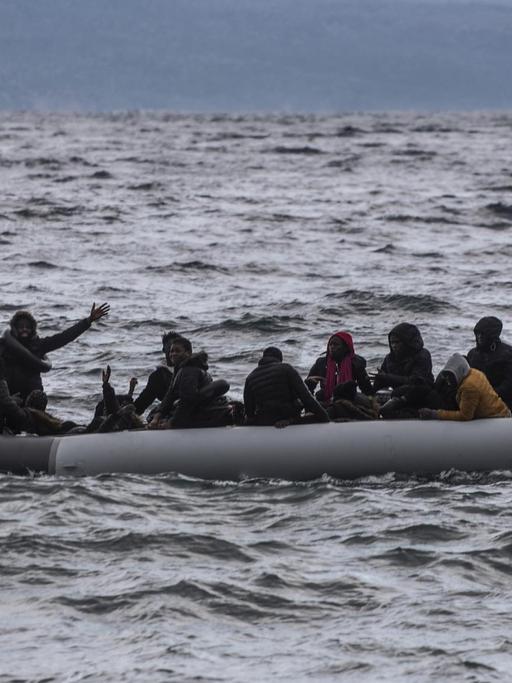 Migranten aus Afrika kommen in einem Schlauchboot am Strand des Dorfes Skala Sikamias auf Lesbos aus der Türkei an.