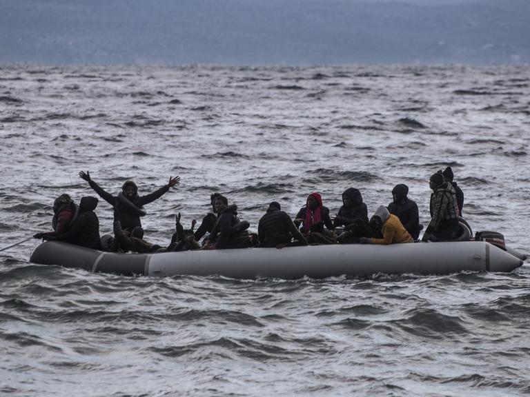 Migranten aus Afrika kommen in einem Schlauchboot am Strand des Dorfes Skala Sikamias auf Lesbos aus der Türkei an.