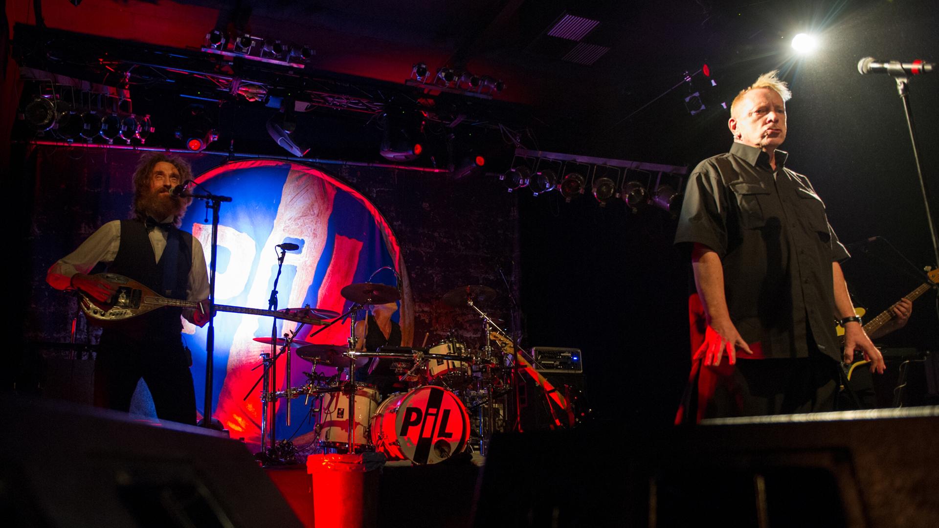 Der Sänger der legendären Punk-Band "Sex Pistols", John Lydon (r), alias Johnny Rotten, tritt am 15.10.2015 mit seiner Band PiL (Public Image Ltd.) im Columbia Club in Berlin Kreuzberg auf. Foto: Roland Popp/dpa Der Sänger der legendären Punk-Band "Sex Pistols", John Lydon (r), alias Johnny Rotten, tritt am 15.10.2015 mit seiner Band PiL (Public Image Ltd.) im Columbia Club in Berlin Kreuzberg auf. Foto: Roland Popp/dpa