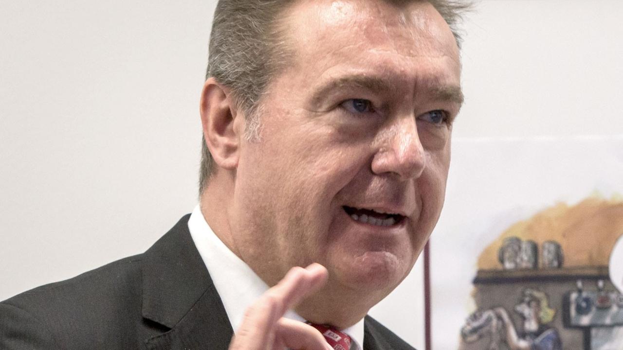 Der Hanauer Oberbürgermeister Claus Kaminsky spricht am 20.01.2015 in Hanau (Hessen) bei einer Pressekonferenz. Eine für das Frühjahr geplante Werkschau des Zeichnerduos Achim Greser und Heribert Lenz sollte einem Medienbericht zufolge wegen Sicherheitsbedenken abgesagt werden. Nun findet sie wahrscheinlich doch statt. Im Hintergrund ist ein Ankündigungsplakat für die Ausstellung zu sehen. Der Hanauer Oberbürgermeister Claus Kaminsky spricht am 20.01.2015 in Hanau (Hessen) bei einer Pressekonferenz. Eine für das Frühjahr geplante Werkschau des Zeichnerduos Achim Greser und Heribert Lenz sollte einem Medienbericht zufolge wegen Sicherheitsbedenken abgesagt werden. Nun findet sie wahrscheinlich doch statt. Im Hintergrund ist ein Ankündigungsplakat für die Ausstellung zu sehen.