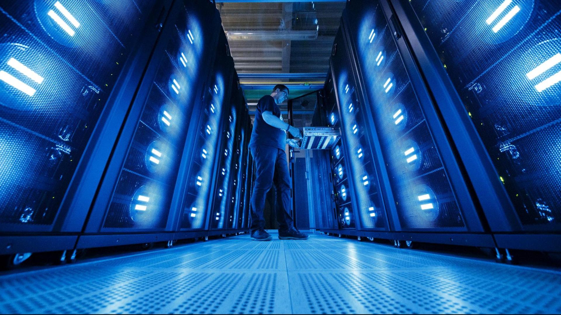 Der Supercomputer Mistral im Deutschen Klimarechenzentrum. Der Supercomputer Mistral im Deutschen Klimarechenzentrum.