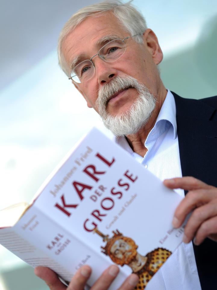 Der Historiker Johannes Fried, aufgenommen am 10.10.2013 auf der 65. Frankfurter Buchmesse in Frankfurt am Main (Hessen). Der Historiker Johannes Fried, aufgenommen am 10.10.2013 auf der 65. Frankfurter Buchmesse in Frankfurt am Main (Hessen).