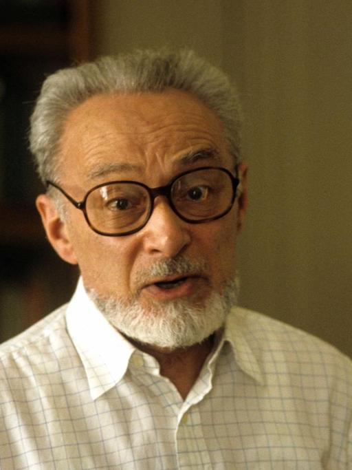 Das Bild zeigt den italienischen Schriftsteller Primo Levi 1985 zwei Jahre vor seinem Tod.