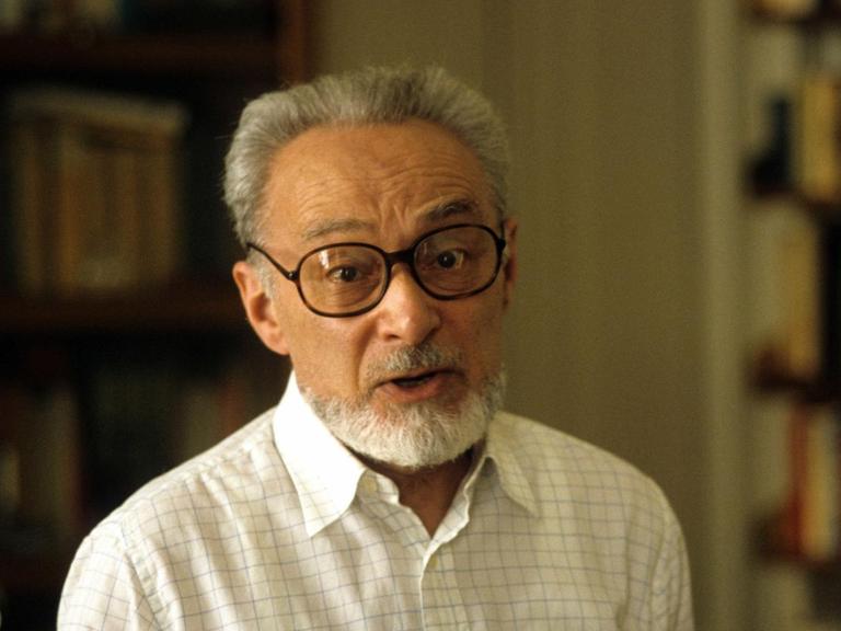 Das Bild zeigt den italienischen Schriftsteller Primo Levi 1985 zwei Jahre vor seinem Tod.
