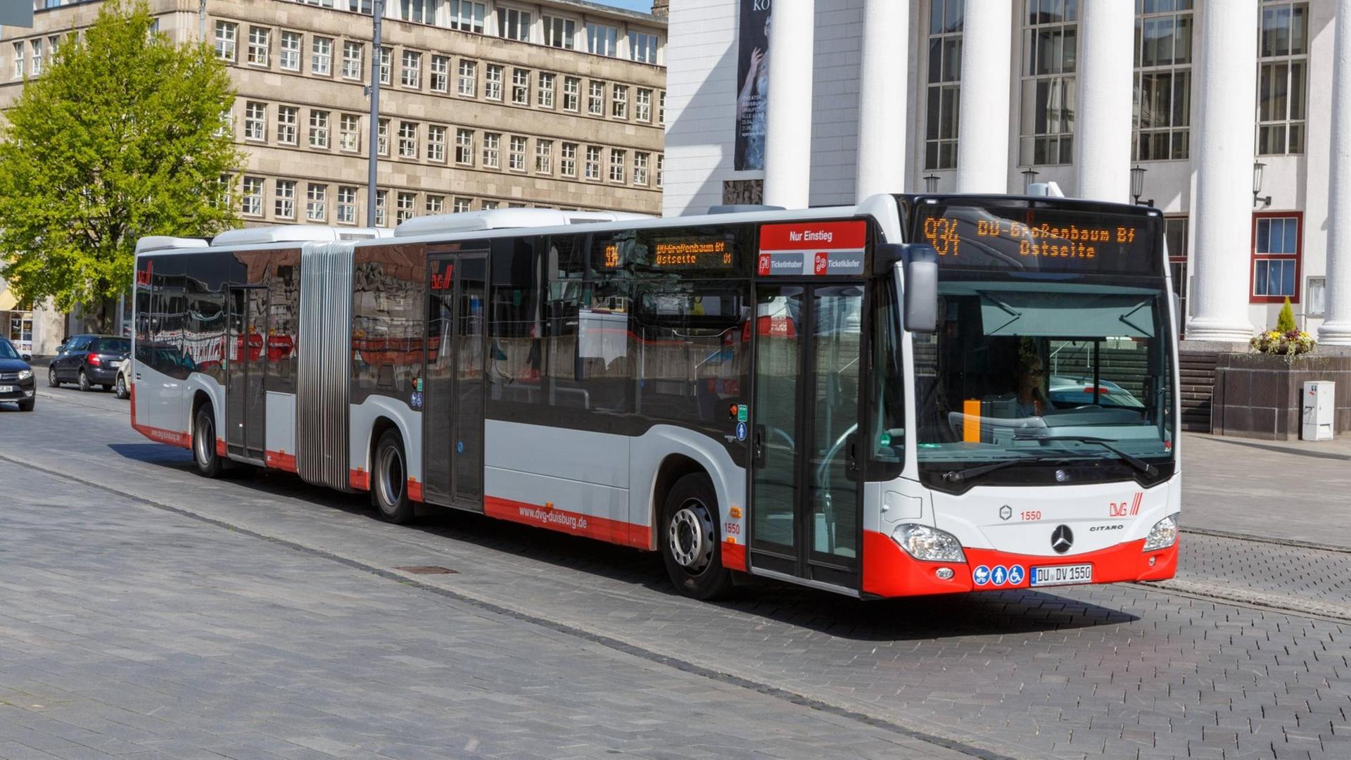 Ein Linienbus der Duisburger Verkehrsgesellschaft (DVG) in Duisburg, Nordrhein-Westfalen.