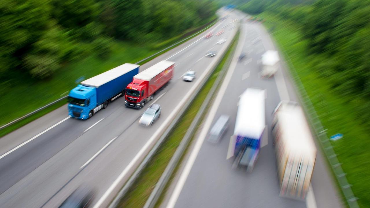 Zahlreiche Autos und Lastwagen fahren am 25.05.2016 bei Hamburg über die Autobahn 7. Zahlreiche Autos und Lastwagen fahren am 25.05.2016 bei Hamburg über die Autobahn 7.