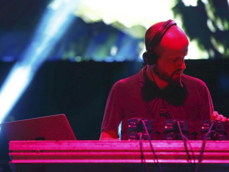 DJ Matthew Herbert bei einem Auftritt in Madrid im Juni 2016 anlässlich der Verleihung der Bollywood Oscars