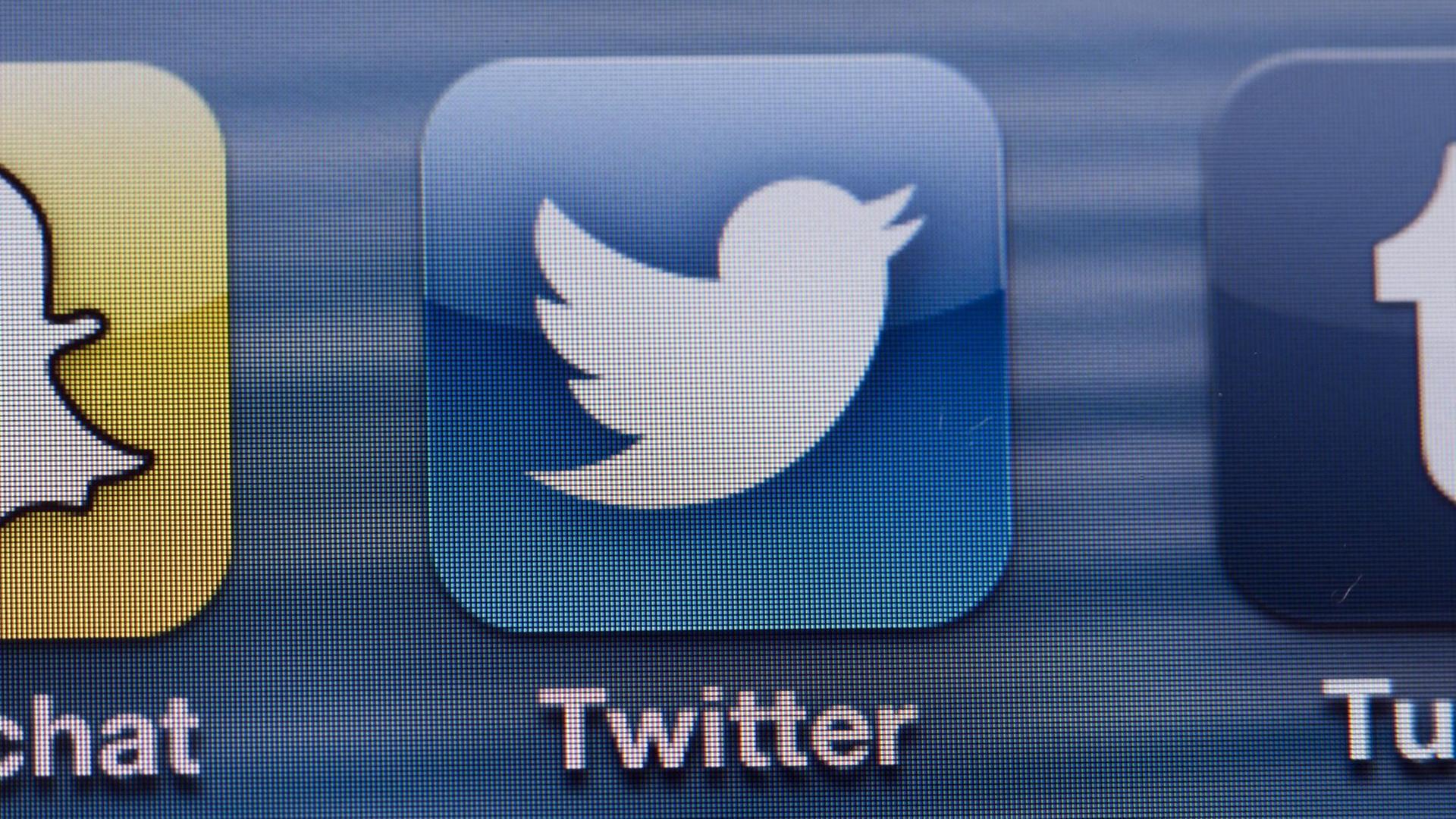 Auf dem Display eines iPhones sind App-Logos von Twitter zu sehen. Auf dem Display eines iPhones sind App-Logos von Twitter zu sehen.