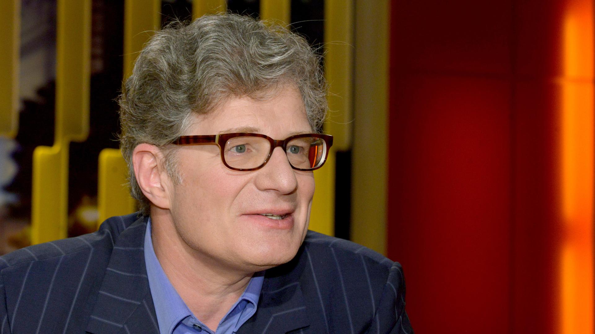 Roger Willemsen, aufgenommen am 13. Juli 2015 während der Aufzeichnung der RBB-Talksendung "Thadeusz" in Berlin Roger Willemsen, aufgenommen am 13. Juli 2015 während der Aufzeichnung der RBB-Talksendung "Thadeusz" in Berlin