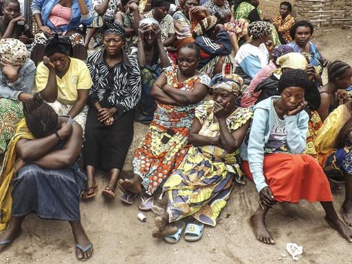 Zu sehen sind viele trauernde Menschen, die meisten Frauen, in einem Dorf im Osten des Kongo Zu sehen sind viele trauernde Menschen, die meisten Frauen, in einem Dorf im Osten des Kongo