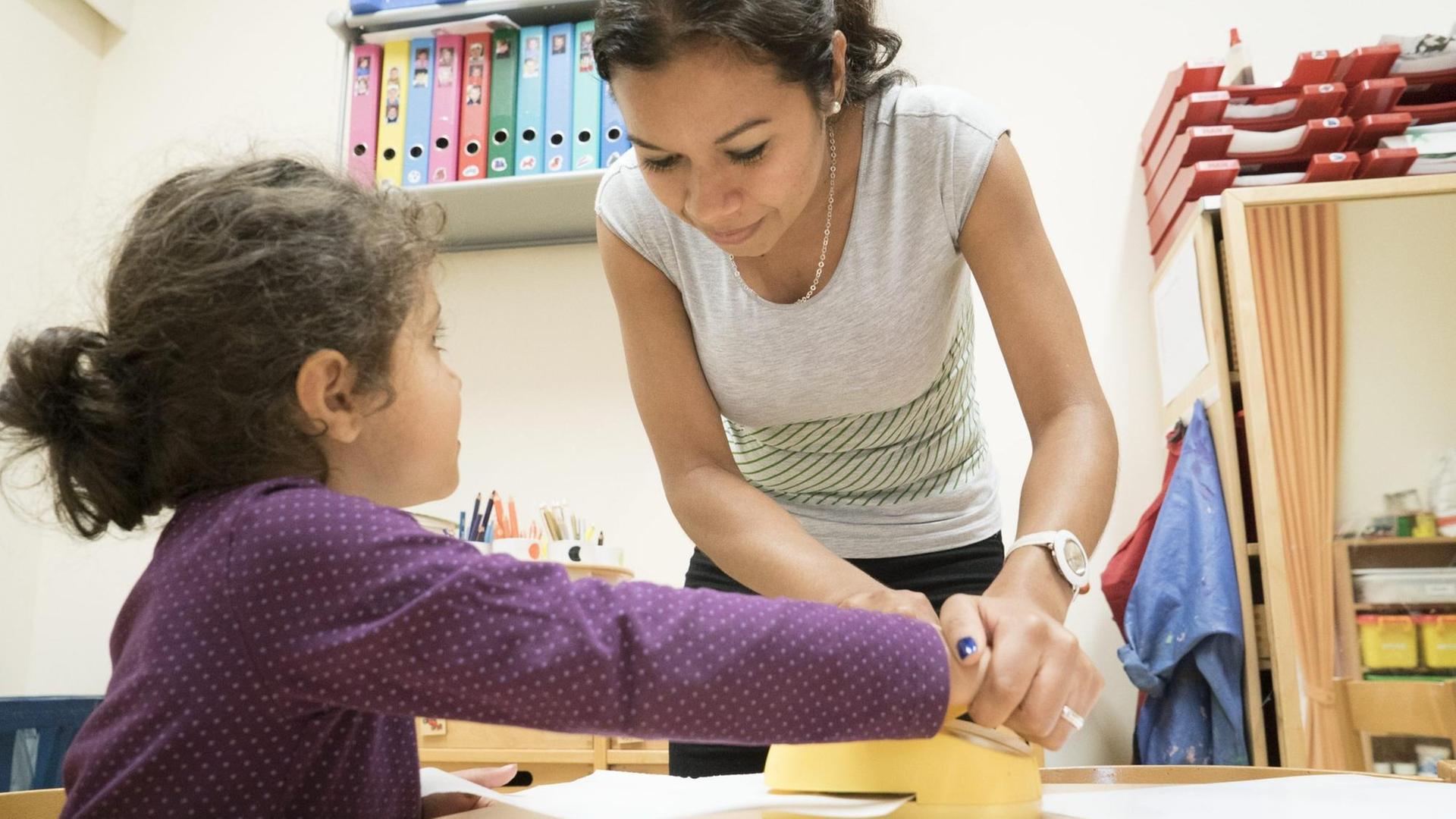 Eine Bundesfreiwillige arbeitet in einer Kindertagesstätte mit einem Kind Eine Bundesfreiwillige arbeitet in einer Kindertagesstätte mit einem Kind