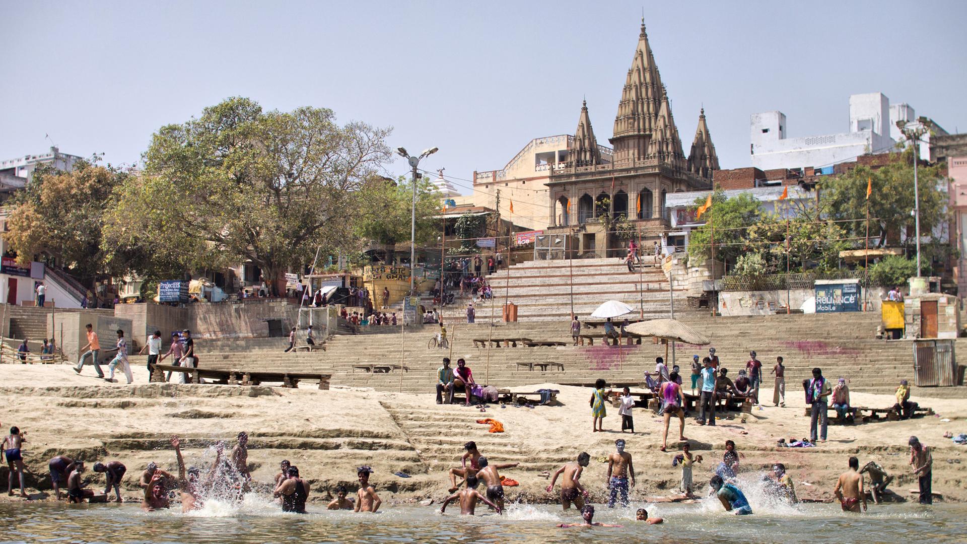 Blick auf die indische Stadt Varanasi am Ganges Blick auf die indische Stadt Varanasi am Ganges