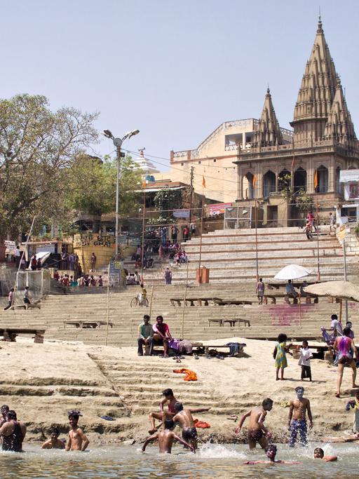 Blick auf die indische Stadt Varanasi am Ganges