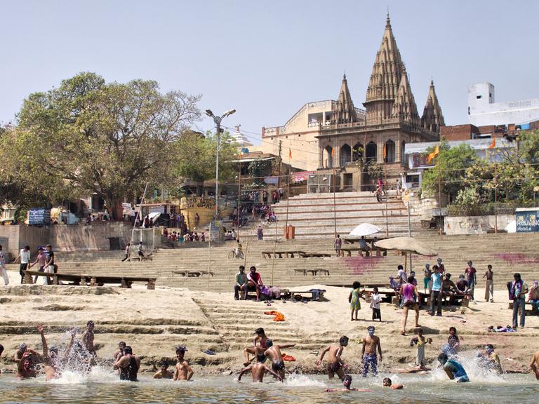 Blick auf die indische Stadt Varanasi am Ganges