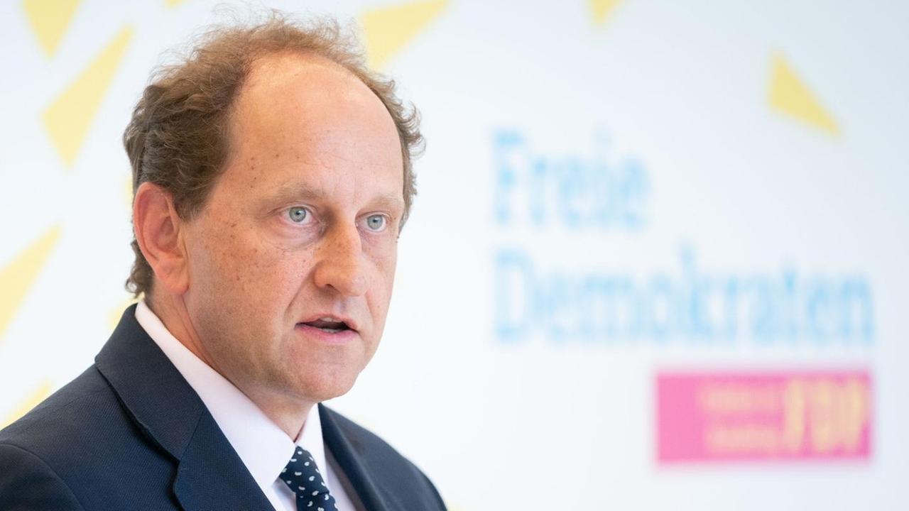 Der FDP-Politiker Alexander Graf Lambsdorff gibt zu Beginn der Sitzung der FDP-Bundestagsfraktion ein Pressestatement. Der FDP-Politiker Alexander Graf Lambsdorff gibt zu Beginn der Sitzung der FDP-Bundestagsfraktion ein Pressestatement.