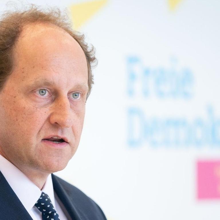 Der FDP-Politiker Alexander Graf Lambsdorff gibt zu Beginn der Sitzung der FDP-Bundestagsfraktion ein Pressestatement.