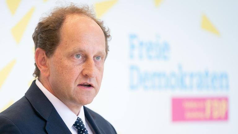 Der FDP-Politiker Alexander Graf Lambsdorff gibt zu Beginn der Sitzung der FDP-Bundestagsfraktion ein Pressestatement.