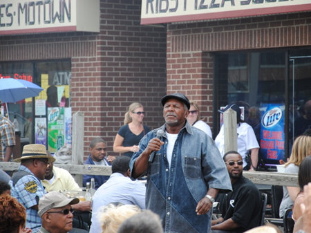Von Detroiter Gärten und Farmen ist es nicht weit bis zum Eastern Market. Hier werden Tonnen einheimischer Lebensmittel an die Kunden gebracht. Zugleich ist der Eastern Market Treffpunkt für Jung und Alt, Schwarz und Weiß, Reich und Arm - etwa beim Karaok Von Detroiter Gärten und Farmen ist es nicht weit bis zum Eastern Market. Hier werden Tonnen einheimischer Lebensmittel an die Kunden gebracht. Zugleich ist der Eastern Market Treffpunkt für Jung und Alt, Schwarz und Weiß, Reich und Arm - etwa beim Karaok