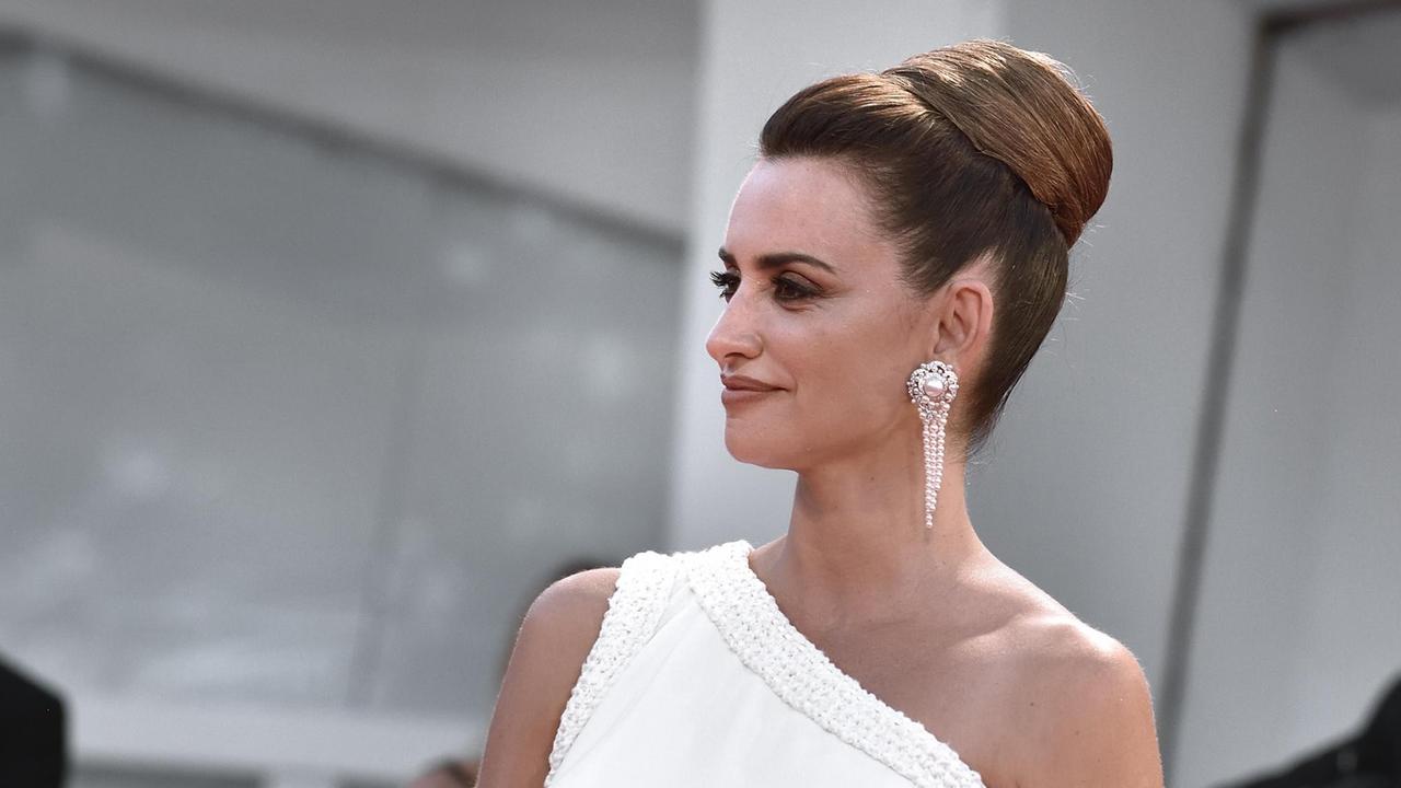 Schauspielerin Penelope Cruz in einem weißen schulterfreien Kleid auf dem roten Teppich zur Filmvorführung "Last Night In Soho" während der 78. Internationalen Filmfestspiele in Venedig. Schauspielerin Penelope Cruz in einem weißen schulterfreien Kleid auf dem roten Teppich zur Filmvorführung "Last Night In Soho" während der 78. Internationalen Filmfestspiele in Venedig.