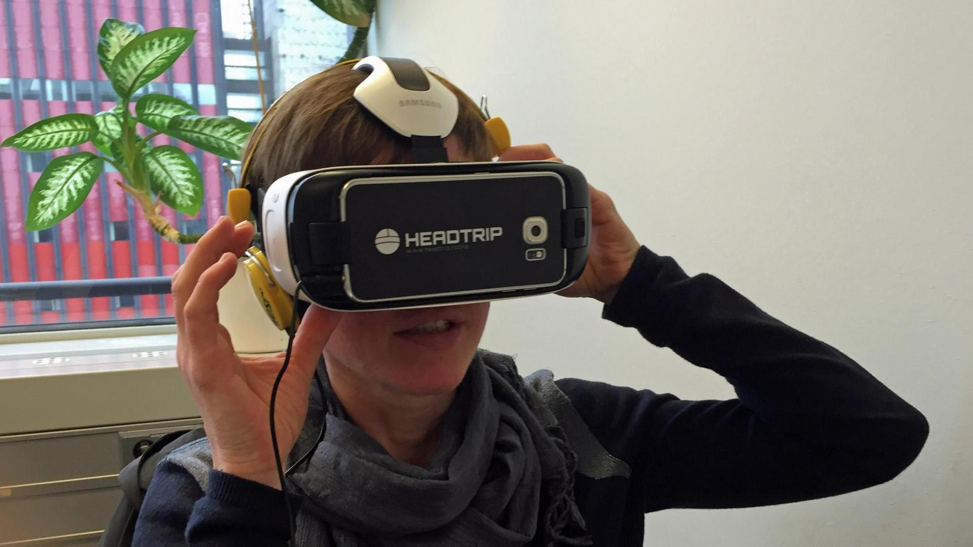 Eine Frau trägt eine VR-Brille. Eine Frau trägt eine VR-Brille.