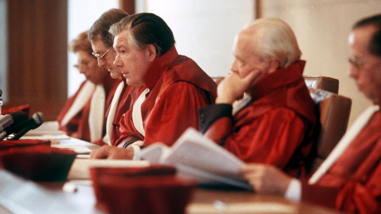 Der Erste Senat des  Bundesverfassungsgerichtes in Karlsruhe mit Bundesverfassungsgerichts-Präsident Professor Dr. Ernst Benda (M) am 15. Dezember 1983 bei der Urteilsverkündung über das Volkszählungsgesetz 1983