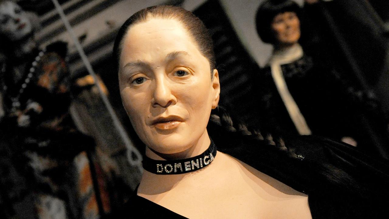 Eine Wachsfigur der Prostituierten Domenica Niehoff steht am Donnerstag (07.04.2011) in Hamburg im Panoptikum. Deutschlands bekannteste Prostituierte, Medienstar und Streetworkerin Domenica kann nun zwei Jahre nach ihrem Tod als Wachsfigur betrachtet werden. Foto: Angelika Warmuth dpa/lno Eine Wachsfigur der Prostituierten Domenica Niehoff steht am Donnerstag (07.04.2011) in Hamburg im Panoptikum. Deutschlands bekannteste Prostituierte, Medienstar und Streetworkerin Domenica kann nun zwei Jahre nach ihrem Tod als Wachsfigur betrachtet werden. Foto: Angelika Warmuth dpa/lno