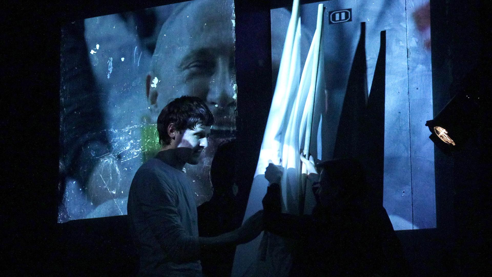 Szene aus dem satirischen Stück "BerlusPutin" im Theater.doc in Moskau im Februar 2012 Szene aus dem satirischen Stück "BerlusPutin" im Theater.doc in Moskau im Februar 2012