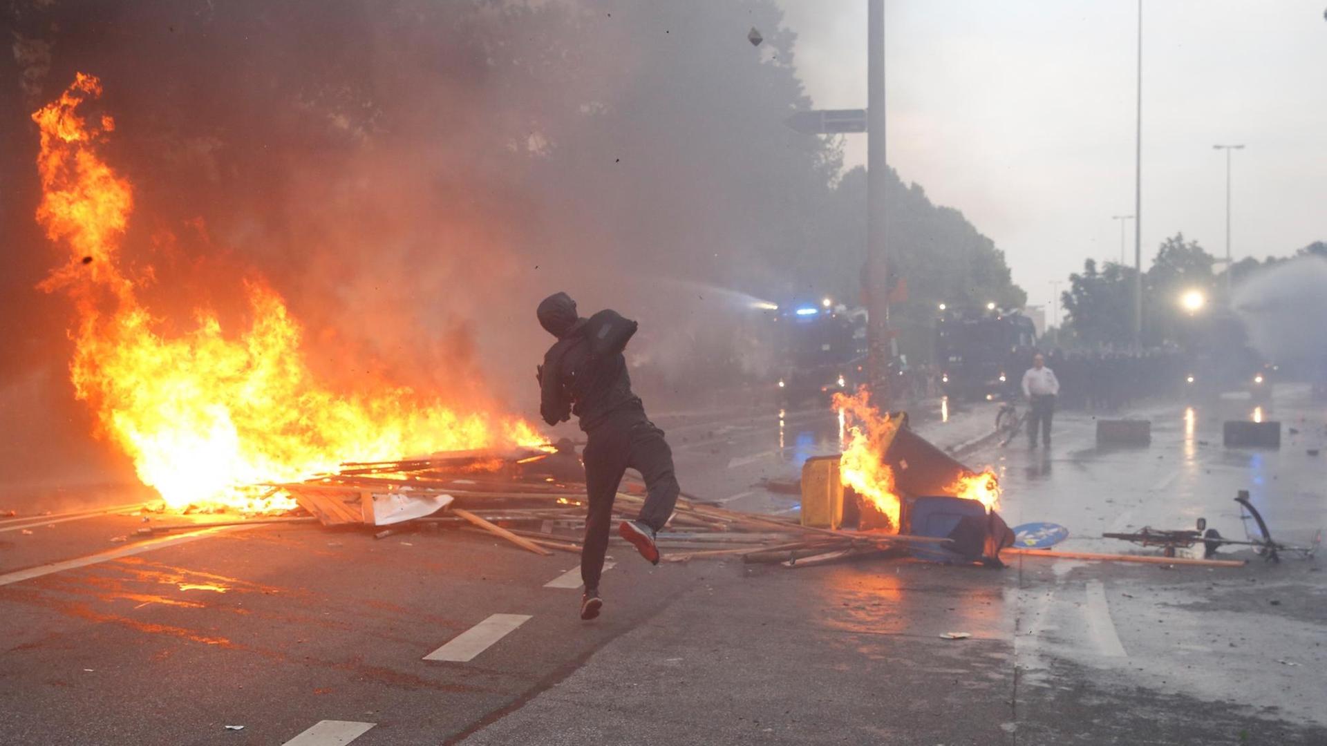 Proteste gegen G20: Ein Demonstrant wirft einen Stein in Richtung Polizei in Hamburg, wo es auch am Freitag wieder Krawalle gab. Proteste gegen G20: Ein Demonstrant wirft einen Stein in Richtung Polizei in Hamburg, wo es auch am Freitag wieder Krawalle gab.