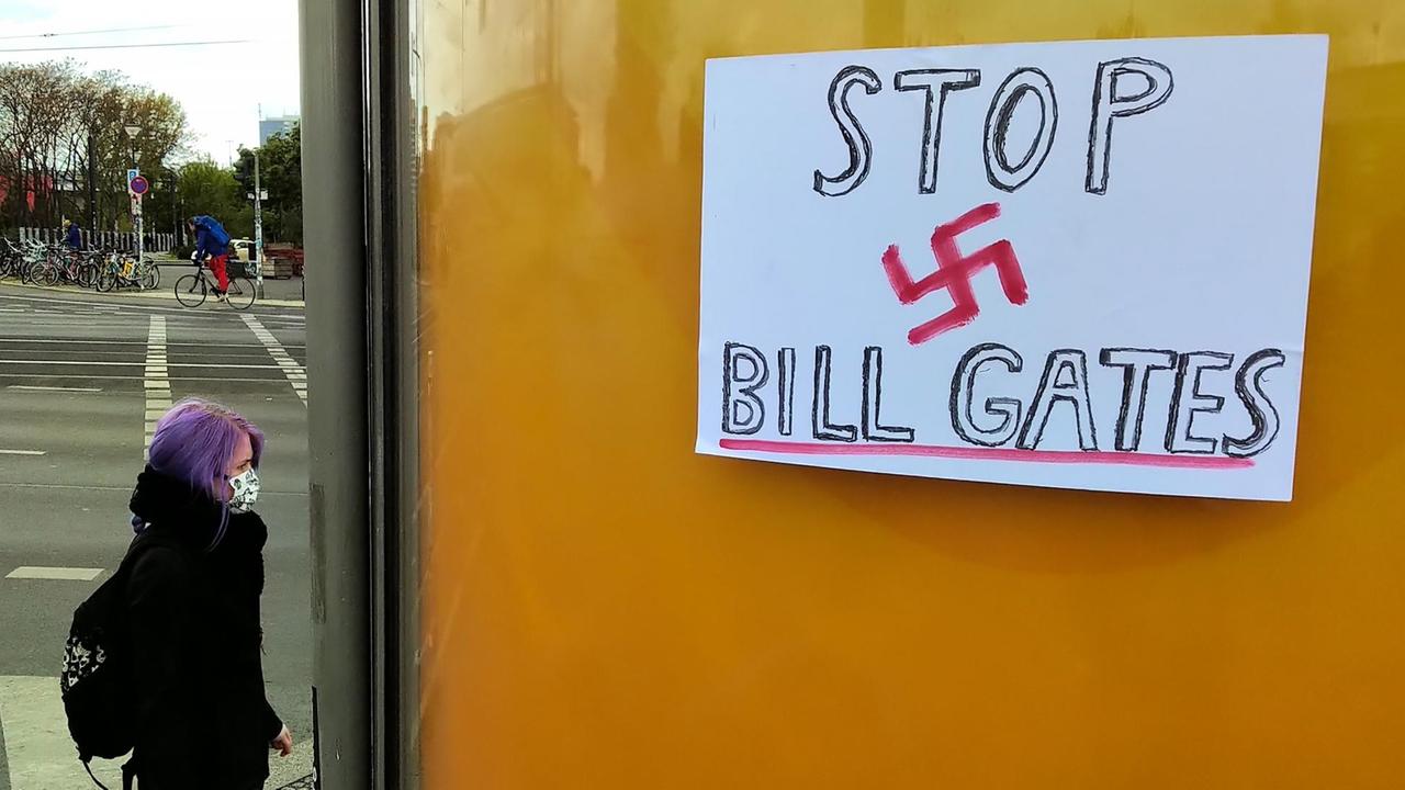 "Stop Bill Gates" mit einem roten Hakenkreuz steht auf einem Plakat an einer Bushaltestelle in Berlin, 3. Mai 2020. "Stop Bill Gates" mit einem roten Hakenkreuz steht auf einem Plakat an einer Bushaltestelle in Berlin, 3. Mai 2020.