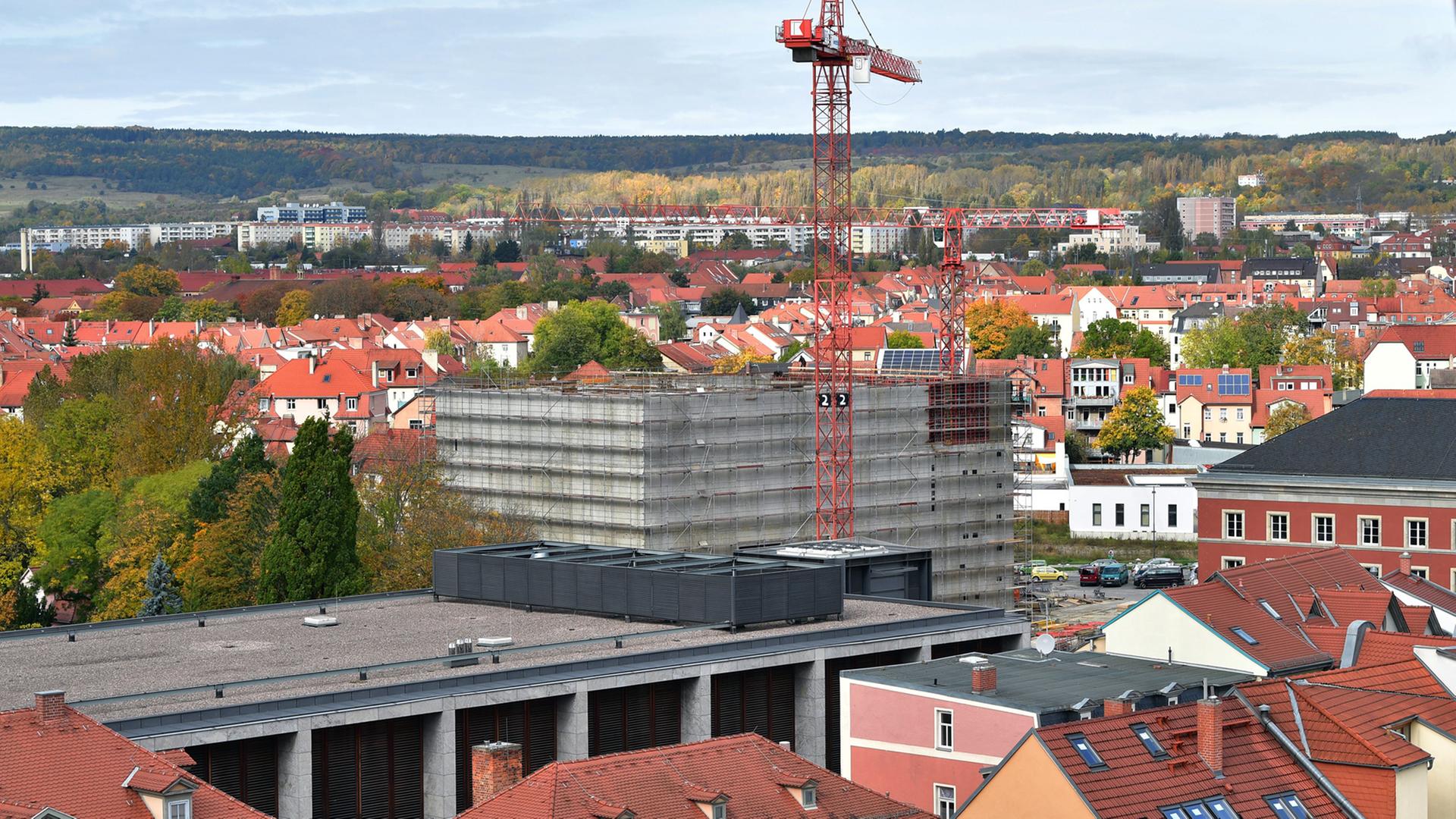 Ein Kran dreht sich in Weimar über dem Rohbau des künftigen Neuen Bauhaus-Museum. Im April 2019, zum 100. Gründungstag der weltweit bedeutenden Design- und Architekturschule, soll der Neubau eröffnet werden. Ein Kran dreht sich in Weimar über dem Rohbau des künftigen Neuen Bauhaus-Museum. Im April 2019, zum 100. Gründungstag der weltweit bedeutenden Design- und Architekturschule, soll der Neubau eröffnet werden.