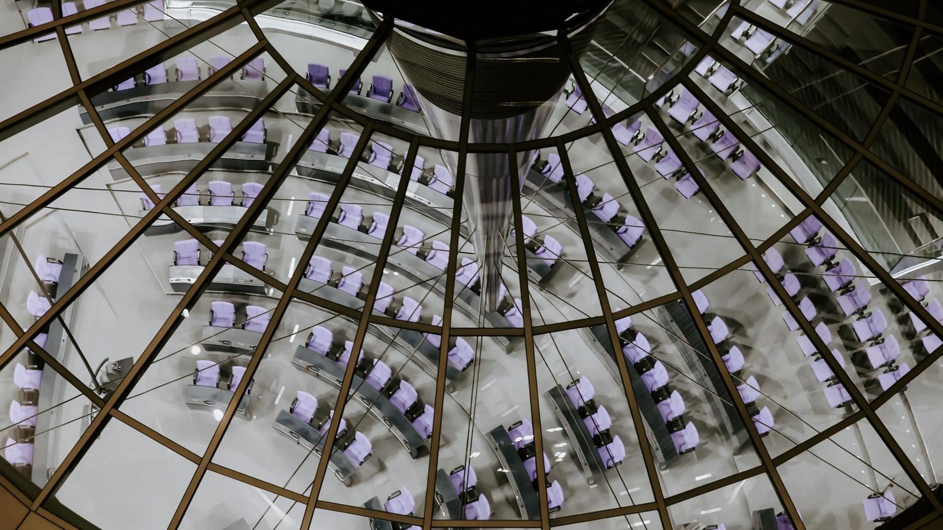 Blick vom Dach des Reichstagsgebäudes in den Plenarsaal des Deutschen Bundestags Blick vom Dach des Reichstagsgebäudes in den Plenarsaal des Deutschen Bundestags