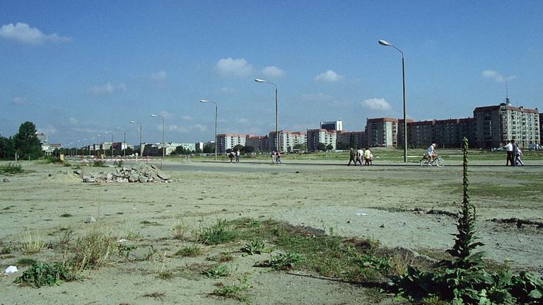 Mauerbrache in Berlin Anfang der 90er-Jahre. Zu sehen ist unbebautes Gelände in Berlins Mitte. Im Hintergrund stehen DDR-Neubauten und der Fernsehturm. Mauerbrache in Berlin Anfang der 90er-Jahre. Zu sehen ist unbebautes Gelände in Berlins Mitte. Im Hintergrund stehen DDR-Neubauten und der Fernsehturm.