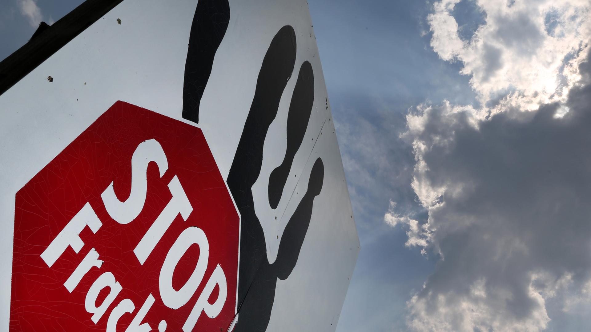 Ein Plakat mit der Aufschrift "Stop Fracking". Ein Plakat mit der Aufschrift "Stop Fracking".