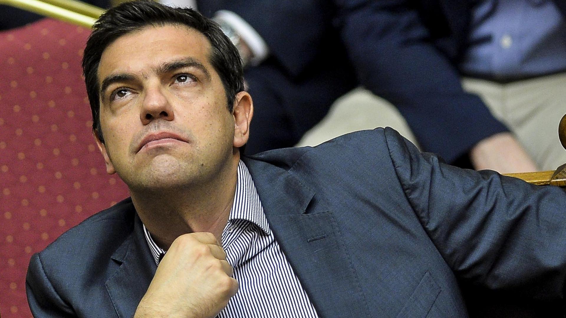 Der griechische Premierministger Alexis Tsipras schaut zur Decke während einer Sitzung des griechischen Parlaments in Athen. Der griechische Premierministger Alexis Tsipras schaut zur Decke während einer Sitzung des griechischen Parlaments in Athen.