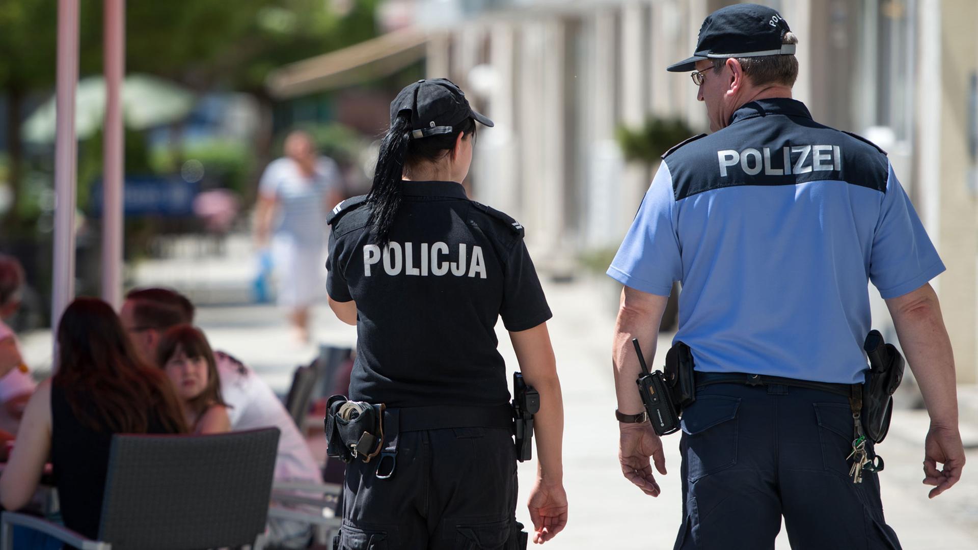 In Guben (Brandenburg) gehen die polnische Polizistin Monika Mojsiejonek und der deutsche Polizeihauptkommissar Ingo Barzik gemeinsam auf Streife. In Guben (Brandenburg) gehen die polnische Polizistin Monika Mojsiejonek und der deutsche Polizeihauptkommissar Ingo Barzik gemeinsam auf Streife.
