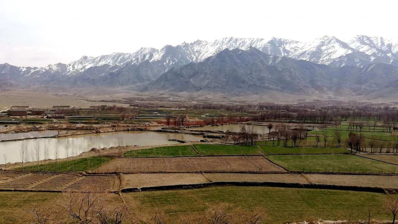 Das Dorf Mussahi liegt an einem Fluss etwa 25 Autominuten von Kabuls Innenstadt. Schneebedeckte Berge sind zu sehen - dazu grüne Felder und Bäume in der Ebene.