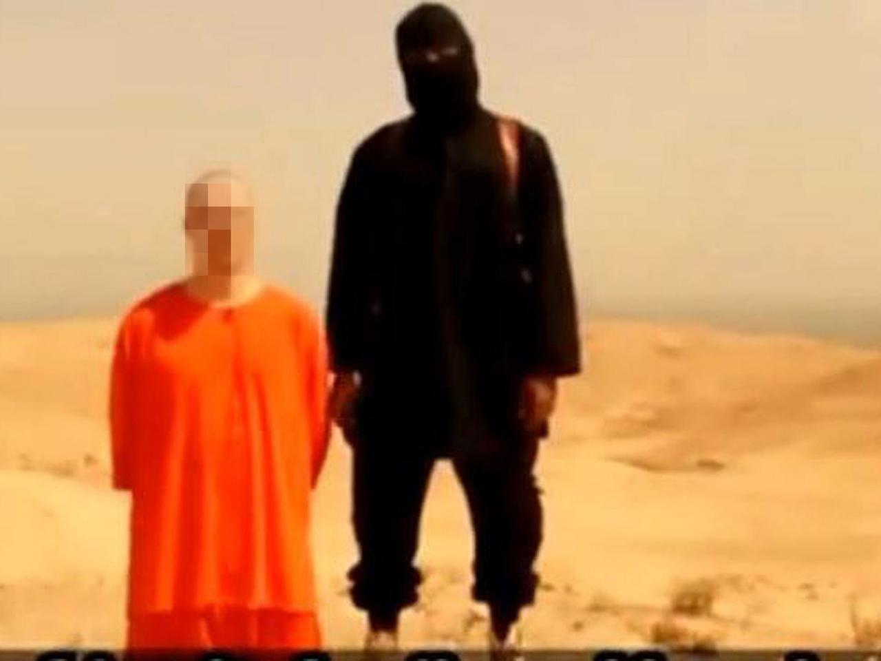 Screenshot eines Videos, das von der Terrormiliz Islamischer Staat (IS) aufgenommen worden sein soll und angeblich die Enthauptung des US-Fotografen James Foley zeigt. Mit der Verbreitung solcher Videos in Sozialen Netzwerken erregen die Terroristen Aufmerksamkeit.