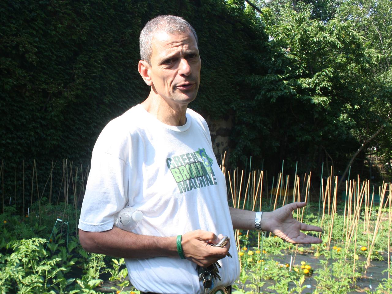 Stephen Ritz vom gemeinnützigen Verein "Green Bronx Machine" im Gemeinschaftsgarten "Bissel Gardens" im New Yorker Stadtteil Bronx. Stephen Ritz vom gemeinnützigen Verein "Green Bronx Machine" im Gemeinschaftsgarten "Bissel Gardens" im New Yorker Stadtteil Bronx.