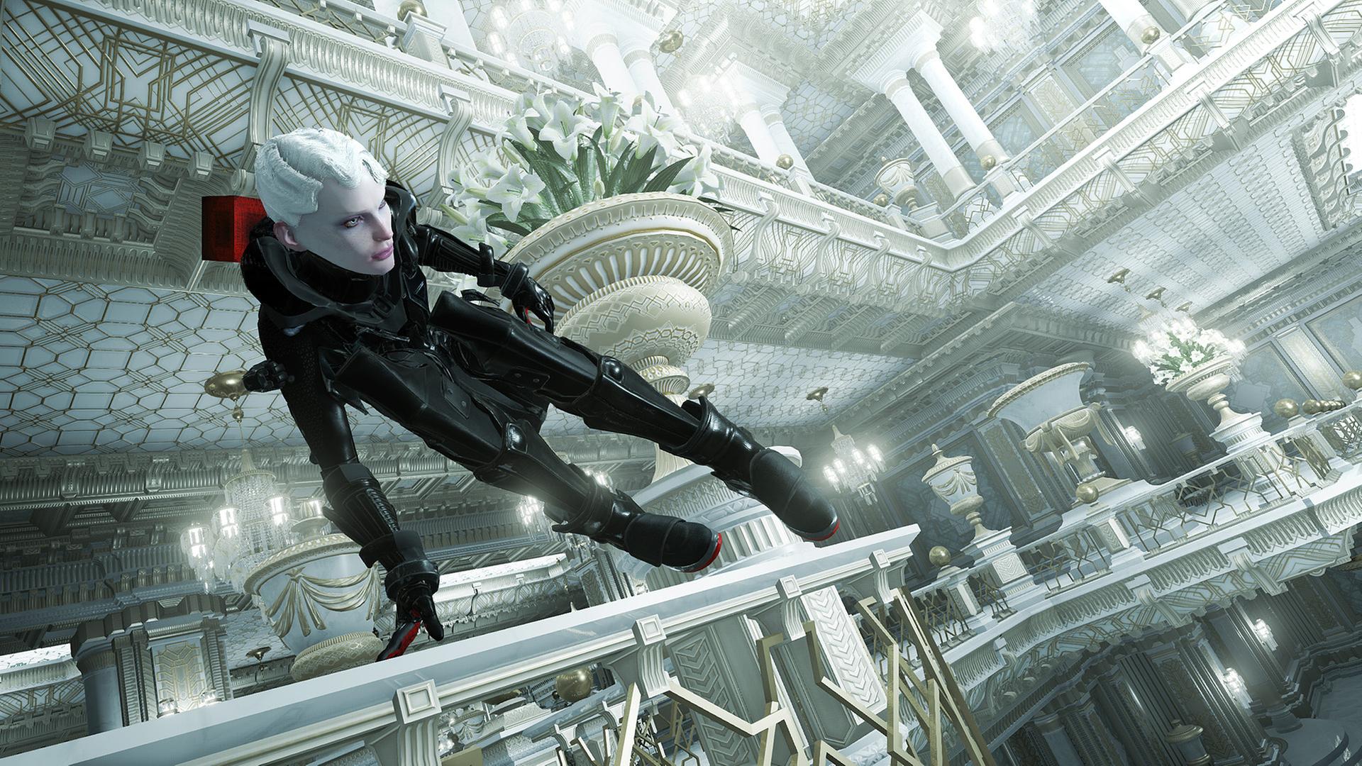 Ein Screenshot aus "Echo" - die weißhaarige Protagonistin in ihrem Science-Fiction-Anzug schwingt sich über ein Geländer in einem barock anmutenden Abschnitt des Palastes Ein Screenshot aus "Echo" - die weißhaarige Protagonistin in ihrem Science-Fiction-Anzug schwingt sich über ein Geländer in einem barock anmutenden Abschnitt des Palastes