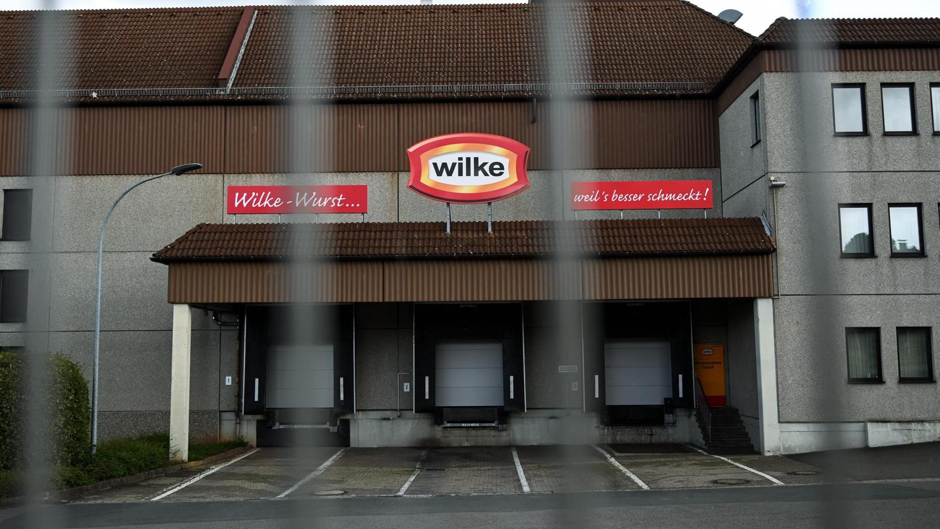 Heruntergelassen sind die Rolltore des Fleischherstellers Wilke Wurstwaren. Nach zwei Todesfällen durch Keime in Wurstwaren muss der Hersteller die Produktion stoppen. Heruntergelassen sind die Rolltore des Fleischherstellers Wilke Wurstwaren. Nach zwei Todesfällen durch Keime in Wurstwaren muss der Hersteller die Produktion stoppen.