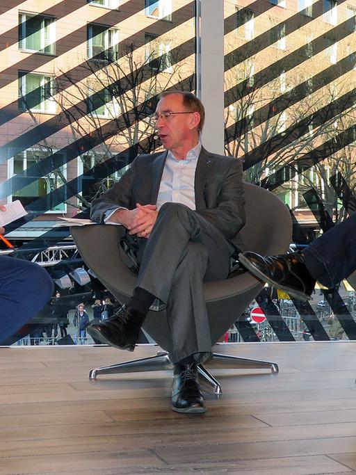 Die Retrospektive-Kuratoren Rainer Rother (M.) und Ralf Schenk (r.) im Gespräch mit Moderator Patrick Wellinski (l.).