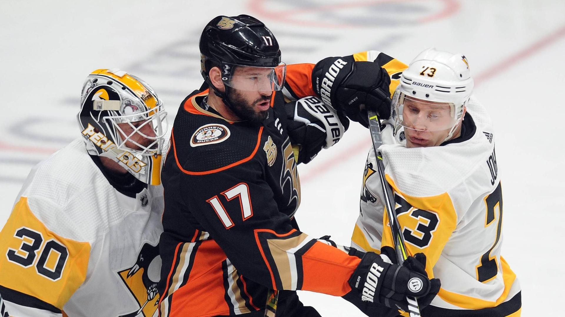 Ryan Kesler rangelt in einem NHL-Spiel mit zwei Gegnern Ryan Kesler rangelt in einem NHL-Spiel mit zwei Gegnern