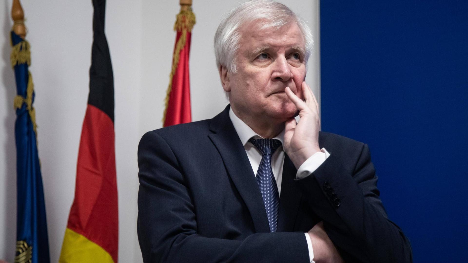 Bundesinnenminister Seehofer in Denkerpose. Bundesinnenminister Seehofer in Denkerpose.