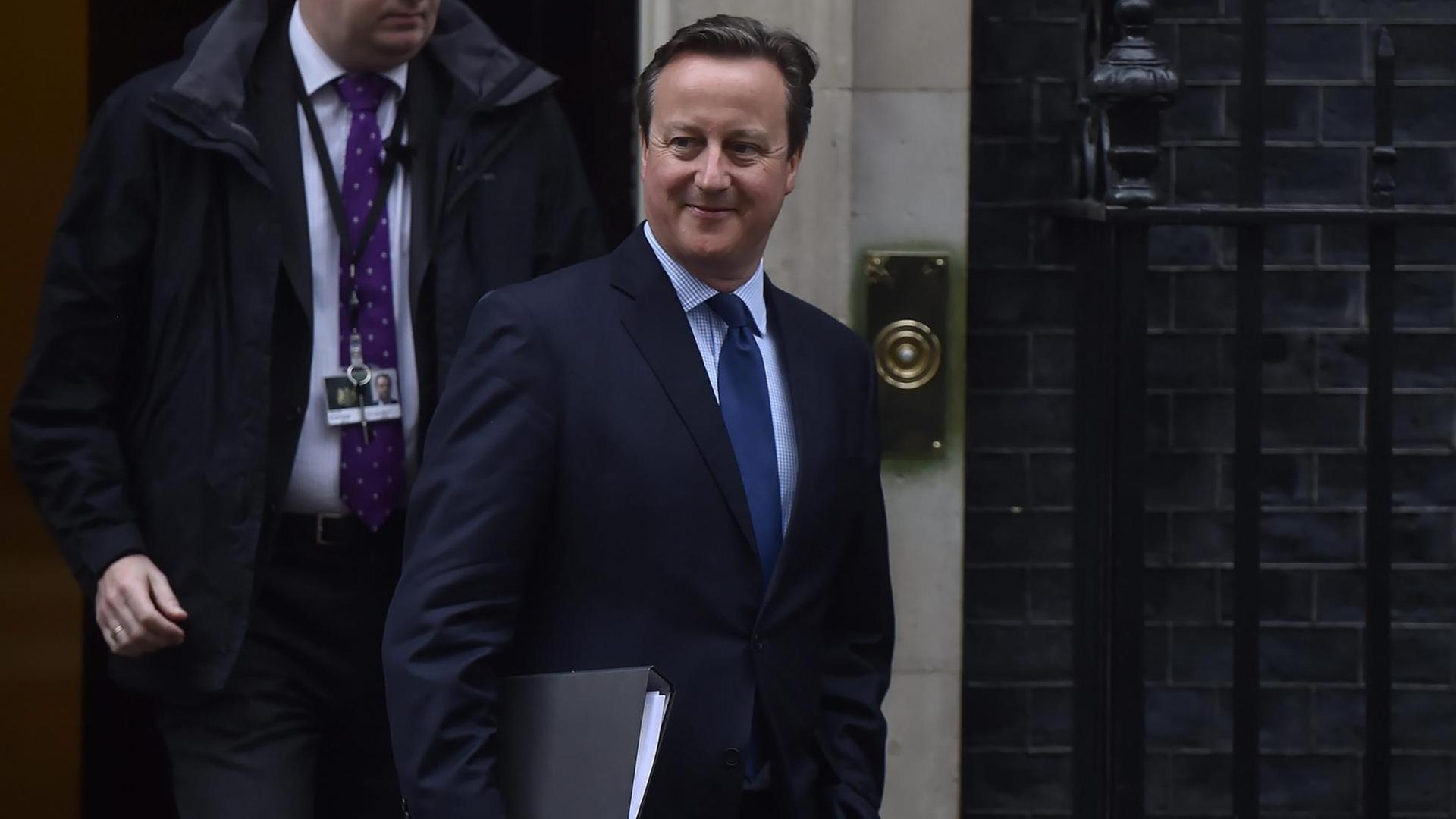 Der britische Premierminister David Cameron verlässt die Downing Street in London.